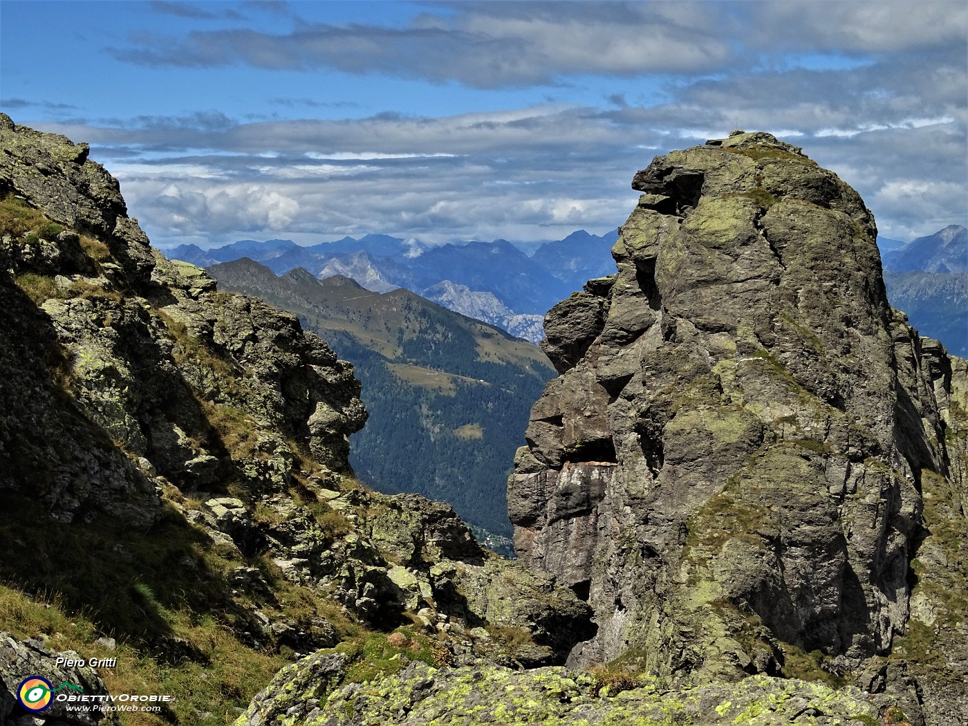 61 Zoom sulla monolitica cima del Ponteranica occidentale (2370 m).JPG